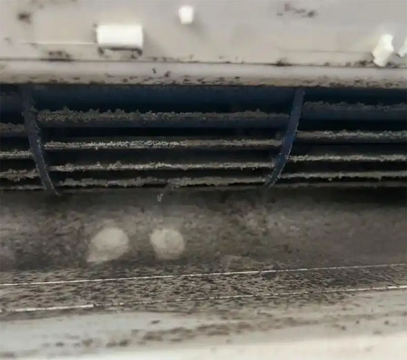 和平空调吹的风有股烧焦味是怎么回事